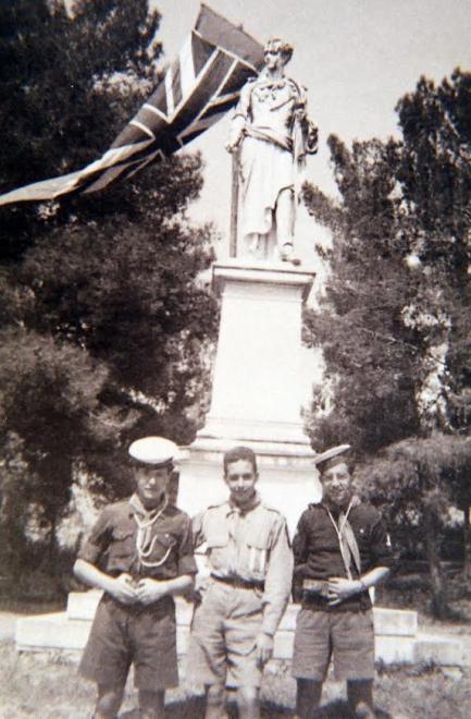 14 Απριλίου 1946: Ο Κωστής Στεφανόπουλος, στο κέντρο ως βαθμοφόρος της 2ης Ομάδας Πάτρας, στις γιορτές Εξόδου του Μεσολογγίου. 