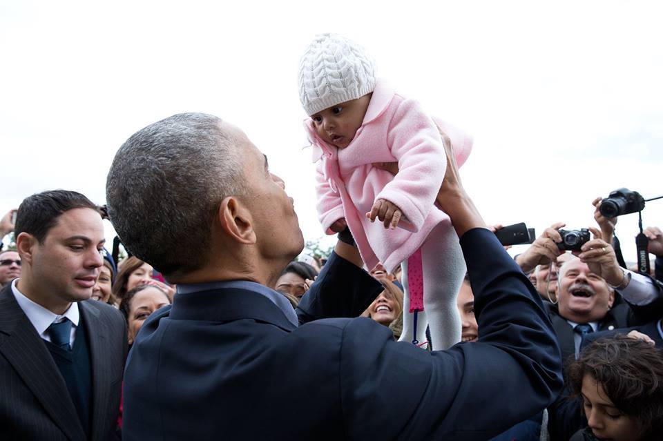 Με ένα πιτσιρίκι, παιδάκι ενός από τους εργαζομένους στην πρεσβεία των ΗΠΑ στην Αθήνα που συνάντησε ο Ομπάμα στον Αστέρα (Φωτογραφία Pete Souza)