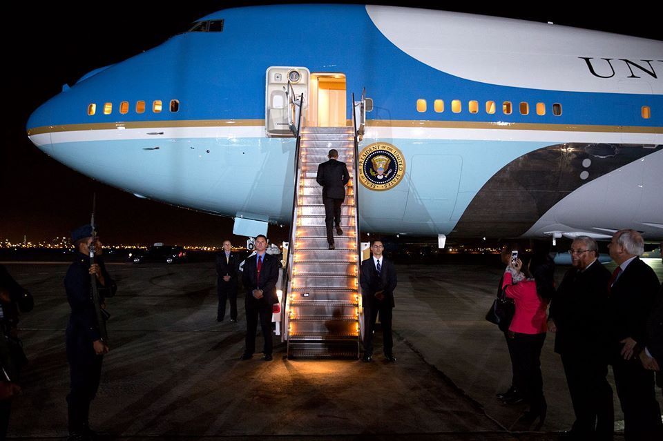 Αντίο... Ο Μπαράκ Ομπάμα επιβιβάζεται στο Air Force One για να επιστρέψει στις ΗΠΑ (Φωτογραφία Pete Souza)