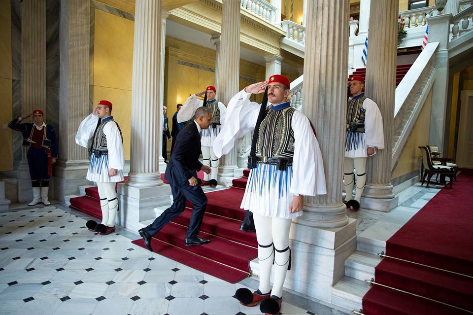 Πίσω από τον τσολιά (που έγινε viral) είναι ο Προκόπης Παυλόπουλος - Εδώ ο Ομπάμα τον ακολουθεί στον πρώτο όροφο του προεδρικού Μεγάρου (Φωτογραφία Pete Souza)