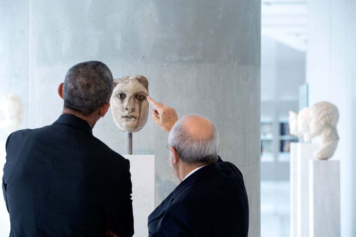 Μέσα στο Μουσείο της Ακρόπολης, θαυμάζοντας τα εκθέματα (Φωτογραφία Pete Souza)
