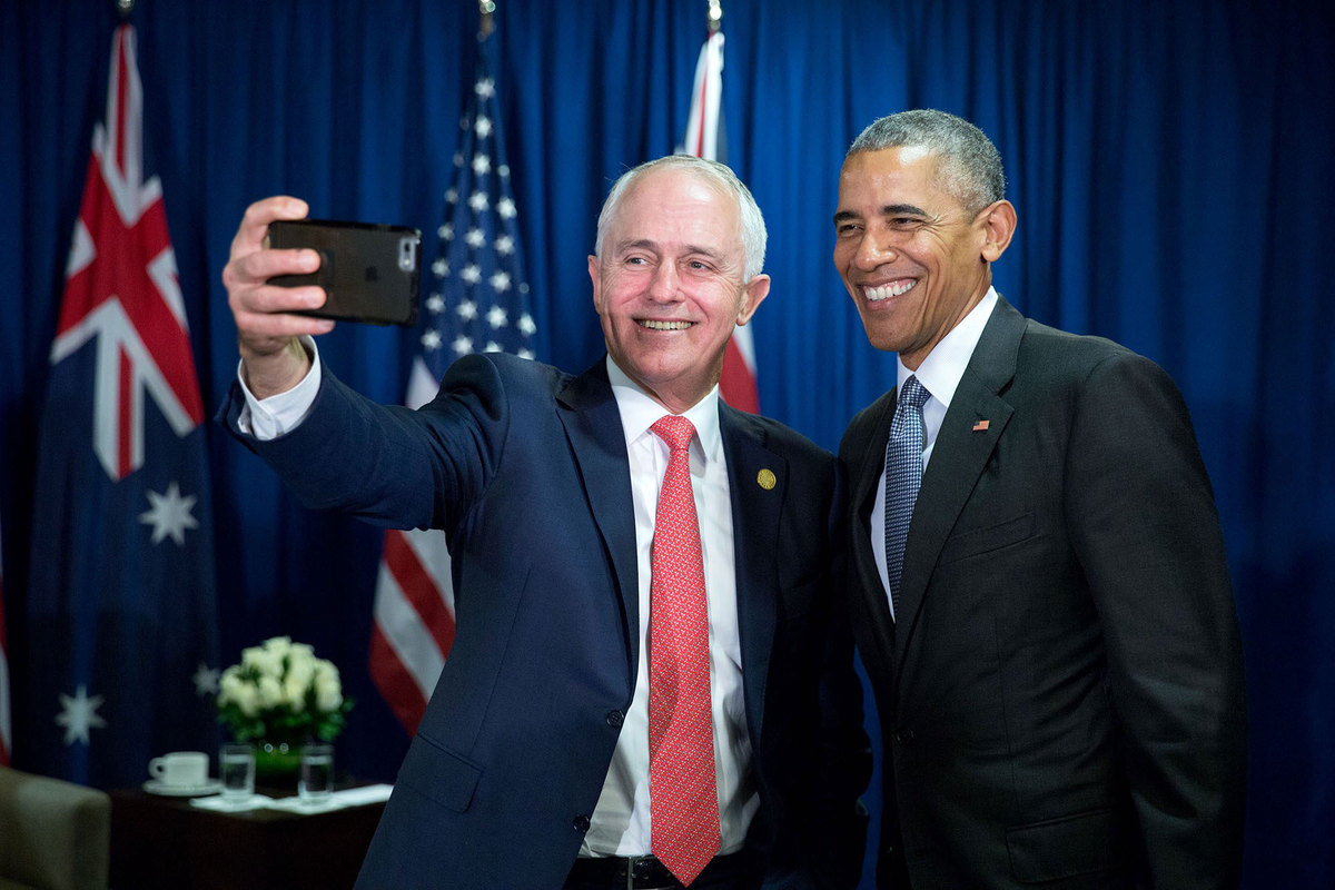 Ε, δεν θα έβγαζε και μια selfie; Τουλάχιστον αυτή τη φορά πόζαρε με τον Αυστραλό πρωθυπουργό Μάρκολ Τερνμπουλ και όχι με κάποια όμοφη κυρία όπως στην κηδεία του Νέλσον Μαντέλα γιατί ποιος άκουγε τη Μισέλ ξανά... (Φωτογραφία Pete Souza)