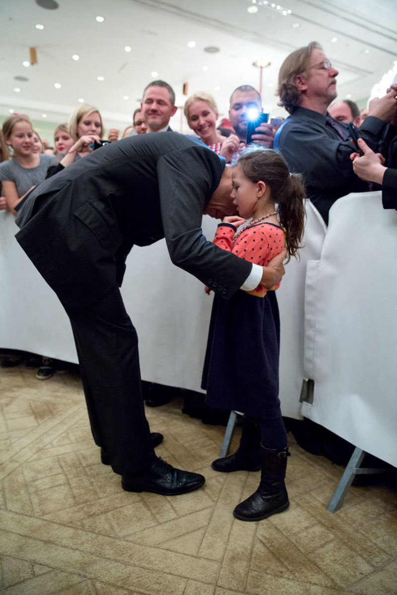Πρόεδρε, να σου πω ένα μυστικό; (Φωτογραφία Pete Souza)