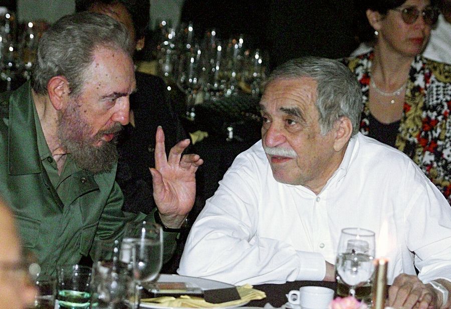 Με τον νομπελίστα Κολομβιανό συγγραφέα, Γκάμπριελ Γκαρσία Μάρκεζ, το 2000 στην Αβάνα / Φωτογραφία αρχείου: ΑΠΕ - ΜΠΕ