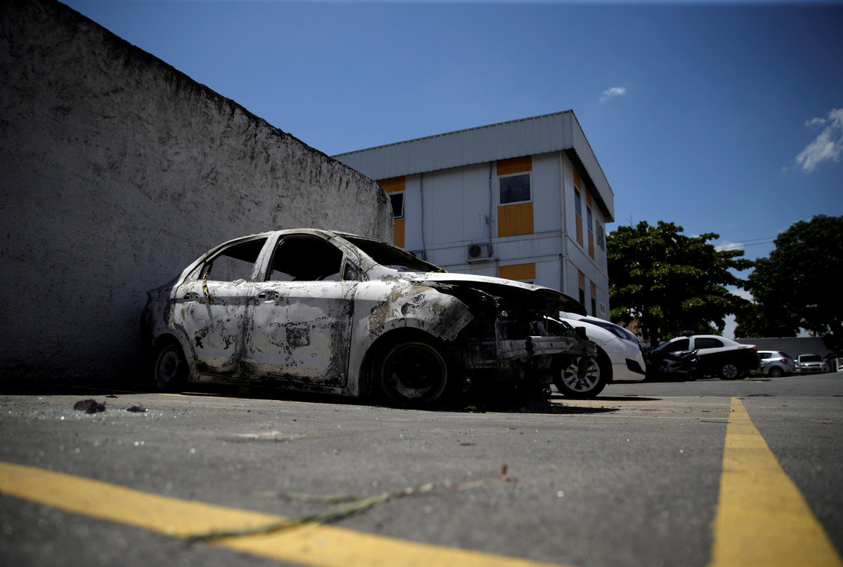Το αυτοκίνητο μέσα στο οποίο βρέθηκε η απανθρακωμένη σορός του πρέσβη / Φωτό Reuters