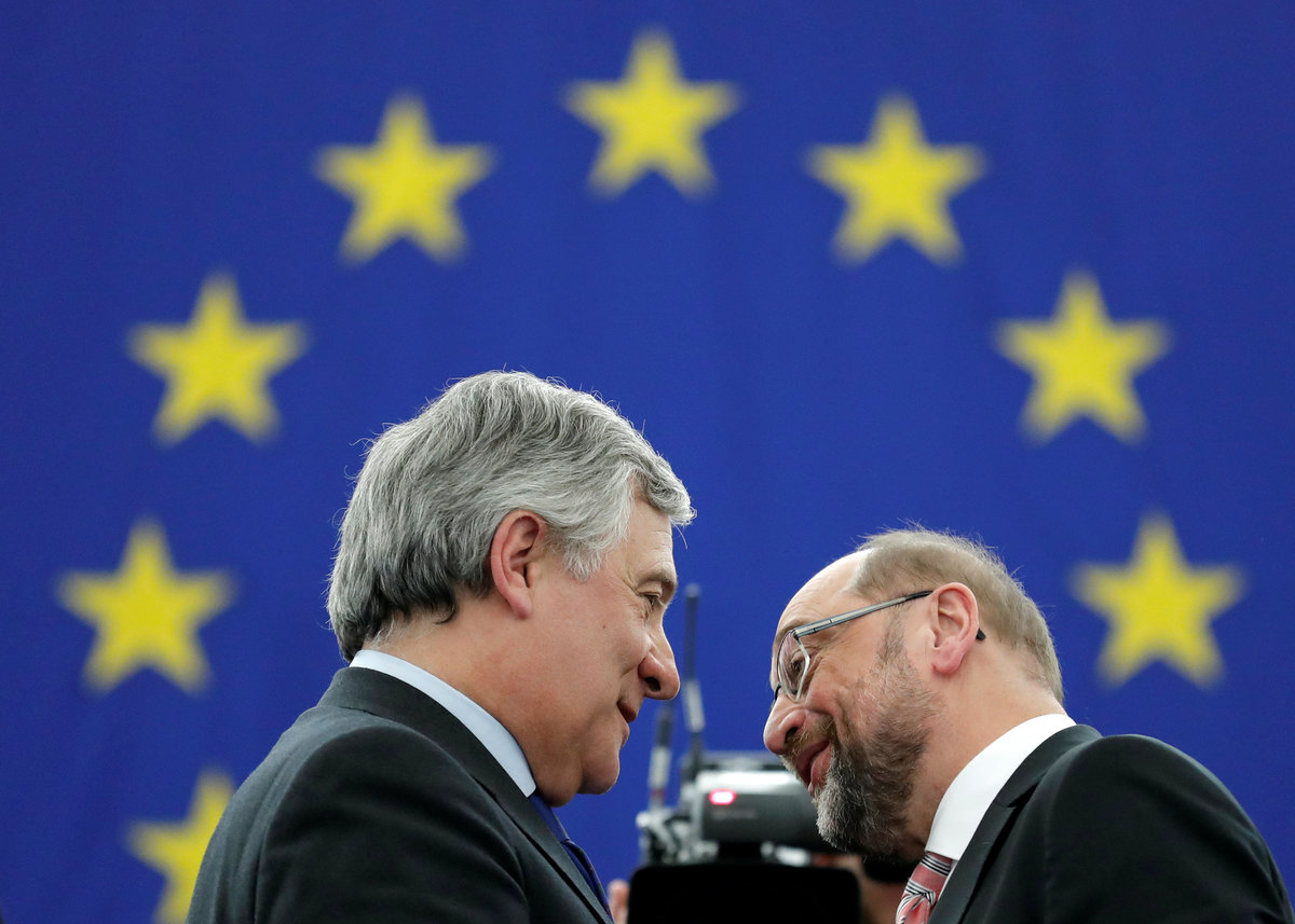 Απερχόμενος και νέος Πρόεδρος, πόζαραν μαζί με φόντο τη σημαία της Ευρωπαϊκής Ένωσης