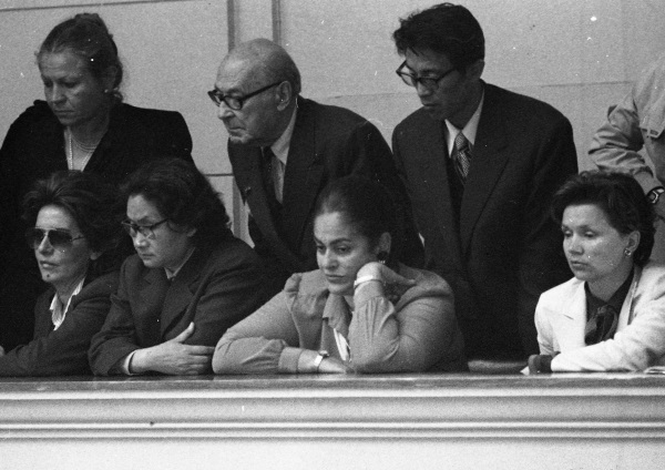 Η Μαρίκα Μητσοτάκη, την δεκαετία του '80, παρακολουθεί τον Κωνσταντίνο Μητσοτάκη από τα θεωρεία της Βουλής, μαζί με την Άννα Ψαρούδα Μπενάκη