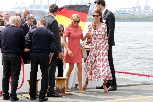 Η Μπριζίτ Τρονιέ κατεβαίνει από το σκάφος μαζί με την Juliana Awada, σύζυγο του Αργεντινού προέδρου, Mauricio Macri - Πίσω αριστερά και ο σύζυγος της Άνγκελα Μέρκελ, Joachim Sauer