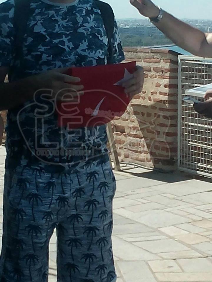 Θεσσαλονίκη: Χαμός πάνω στο Λευκό Πύργο με Τούρκους τουρίστες - Η κίνηση που άναψε φωτιές  