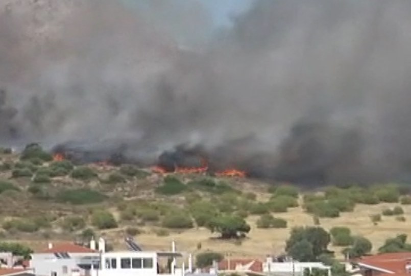 Στις 18:20 το απόγευμα η φωτιά έφτανε σε κοντινή απόσταση από τα σπίτι - Εικόνα από ΣΚΑΪ