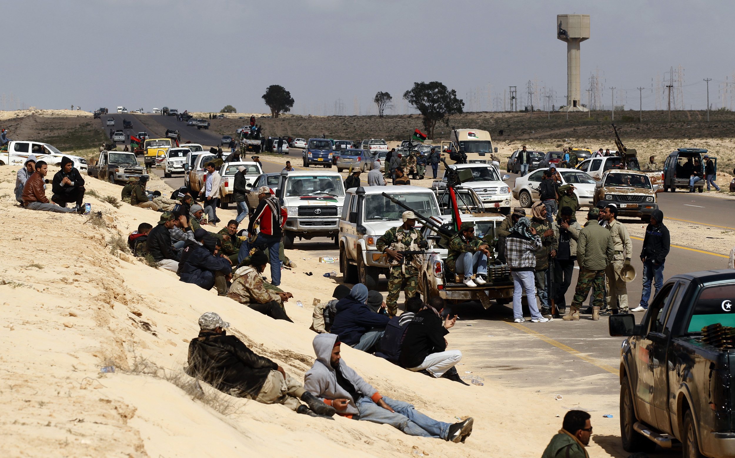 Καθώς οι δυνάμεις του Καντάφι βομβαρδίζουν τη γραμμή Βεγγάζη-Ατζνταμπίγια, οι αντάρτες φεύγουν από την περιοχή - ΦΩΤΟ REUTERS