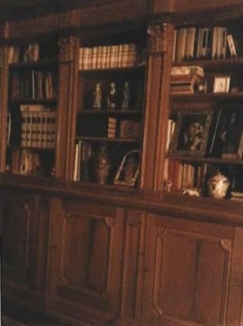 Μια βιβλιοθήκη στο εσωτερικό της βίλας. Με μια προσεκτική ματιά θα δει κανείς τις φωτογραφίες του νεαρού Σίλβιο Μπερλουσκόνι - ΦΩΤΟ L' Unita