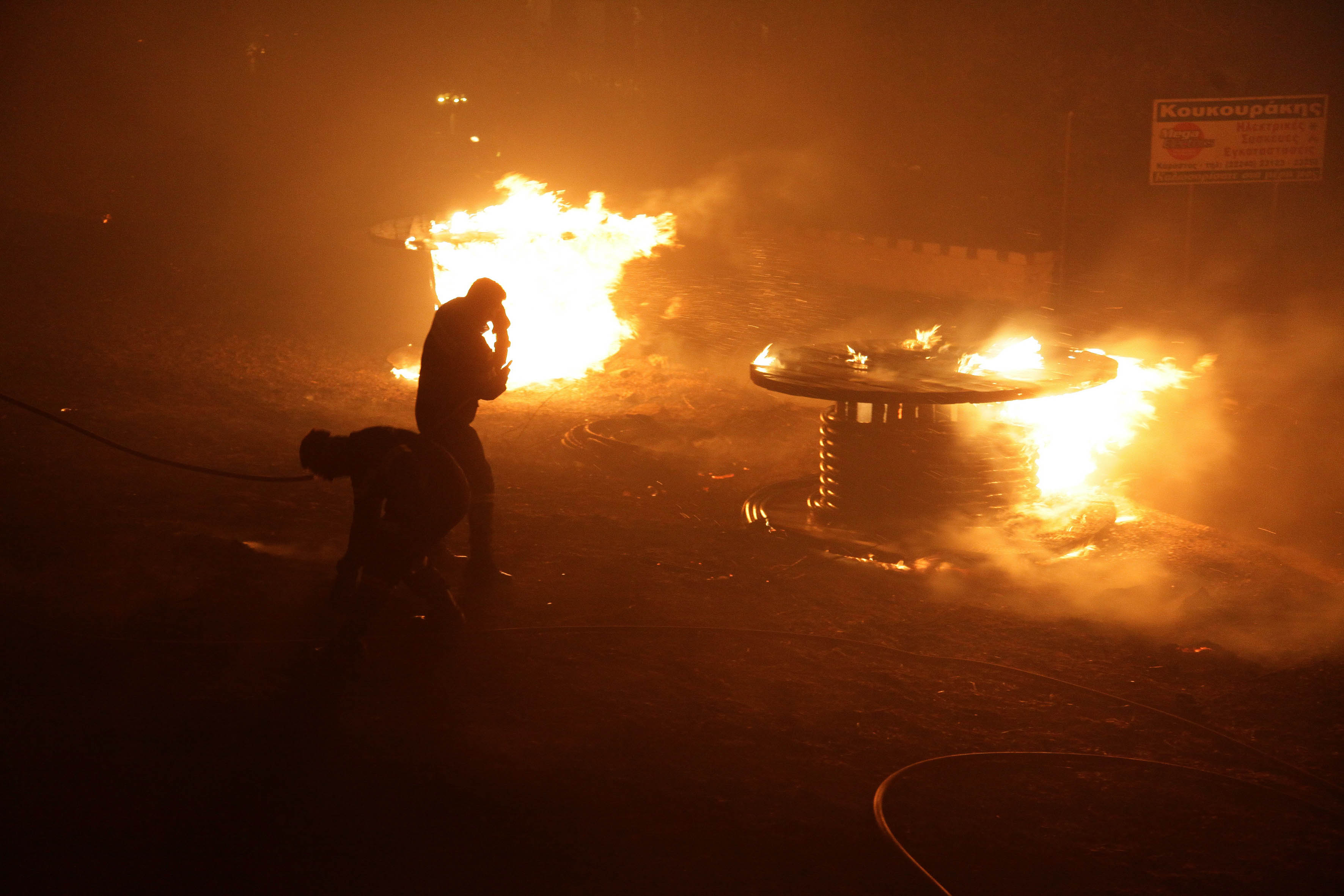 Κάτοικοι και πυροσβέστες έδιναν μάχη με τις φλόγες όλη τη νύχτα. ΦΩΤΟ EUROKINISSI