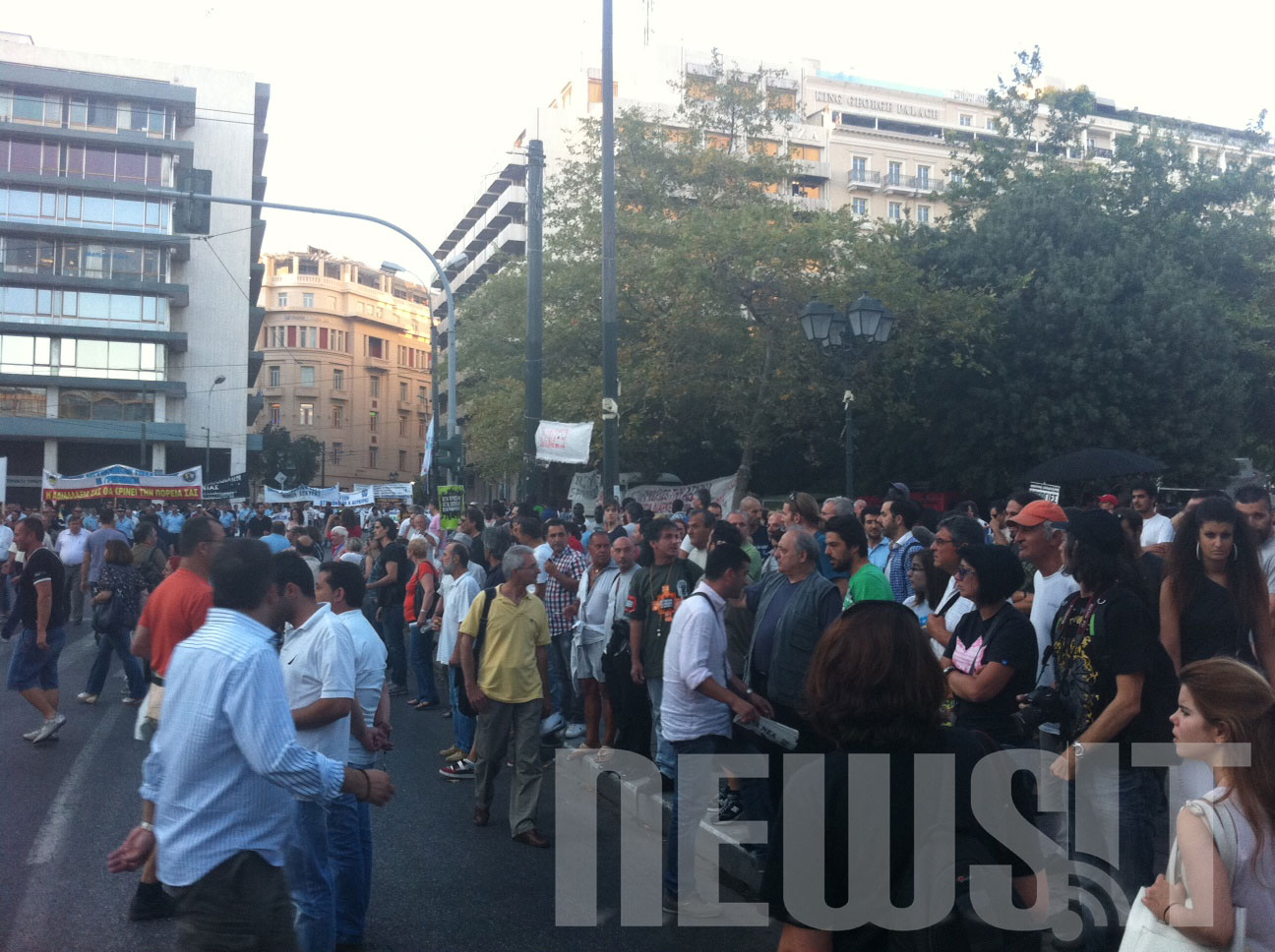 ΩΡΑ 20:19 Οι Αγανακτισμένοι της... κάτω πλατείας σχηματίζουν ανθρώπινη αλυσίδα μόλις οι Αστυνομικοί φτάνουν στην πλατεία