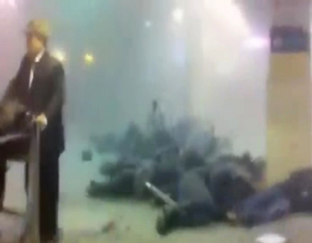 Σκηνές φρίκης στην αίθουσα αφίξεων του Ντομοντέντοβο με τα στοιβαγμένα πτώματα - ΦΩΤΟ REUTERS