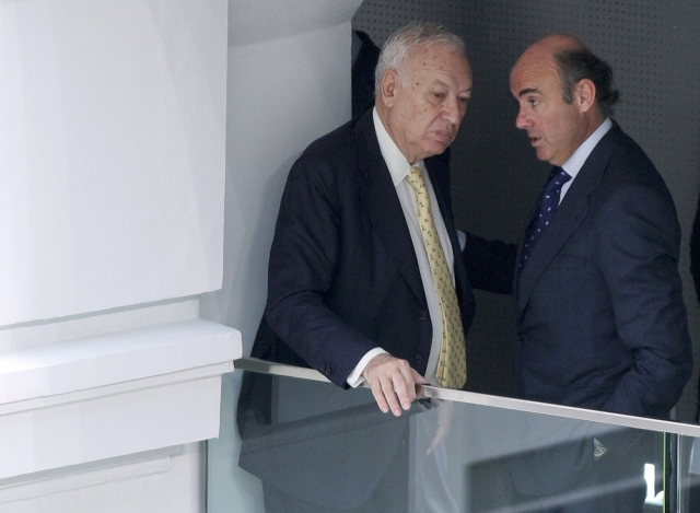 Ο Μανουέλ Γκαρθία Μαργάγιο με τον συνάδελφό του, υπουργό Οικονομικών, Λουίς ντε Γίντος