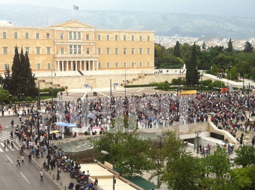 ΩΡΑ 18.42 ΓΕΜΙΖΕΙ Η ΠΛΑΤΕΙΑ ΜΕ ΚΟΣΜΟ 