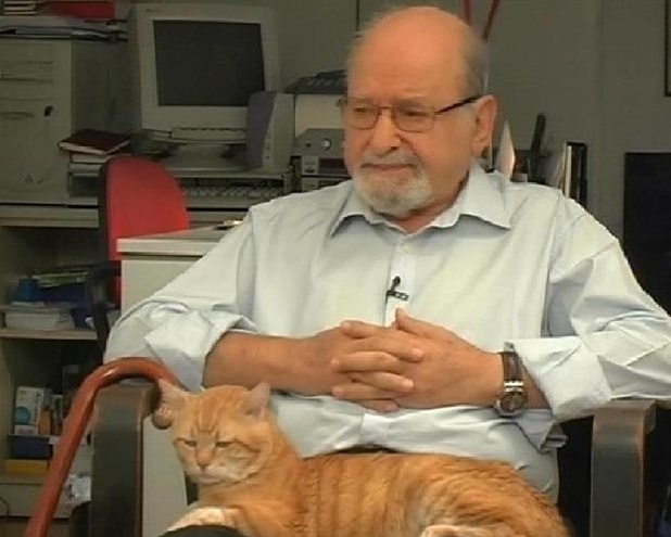 Χαρακτηριστικό στιγμιότυπο από συνέντευξη με το αγαπημένο γατί του