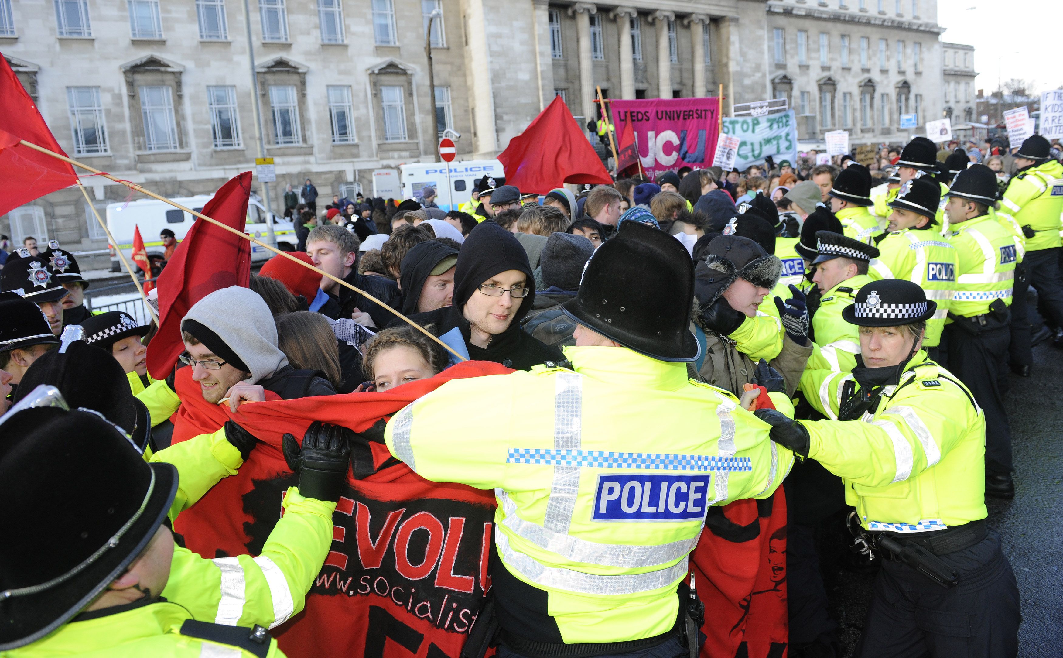 Φοιτητές και αστυνομικοί συγκρούονται στο Λιντς - ΦΩΤΟ REUTERS