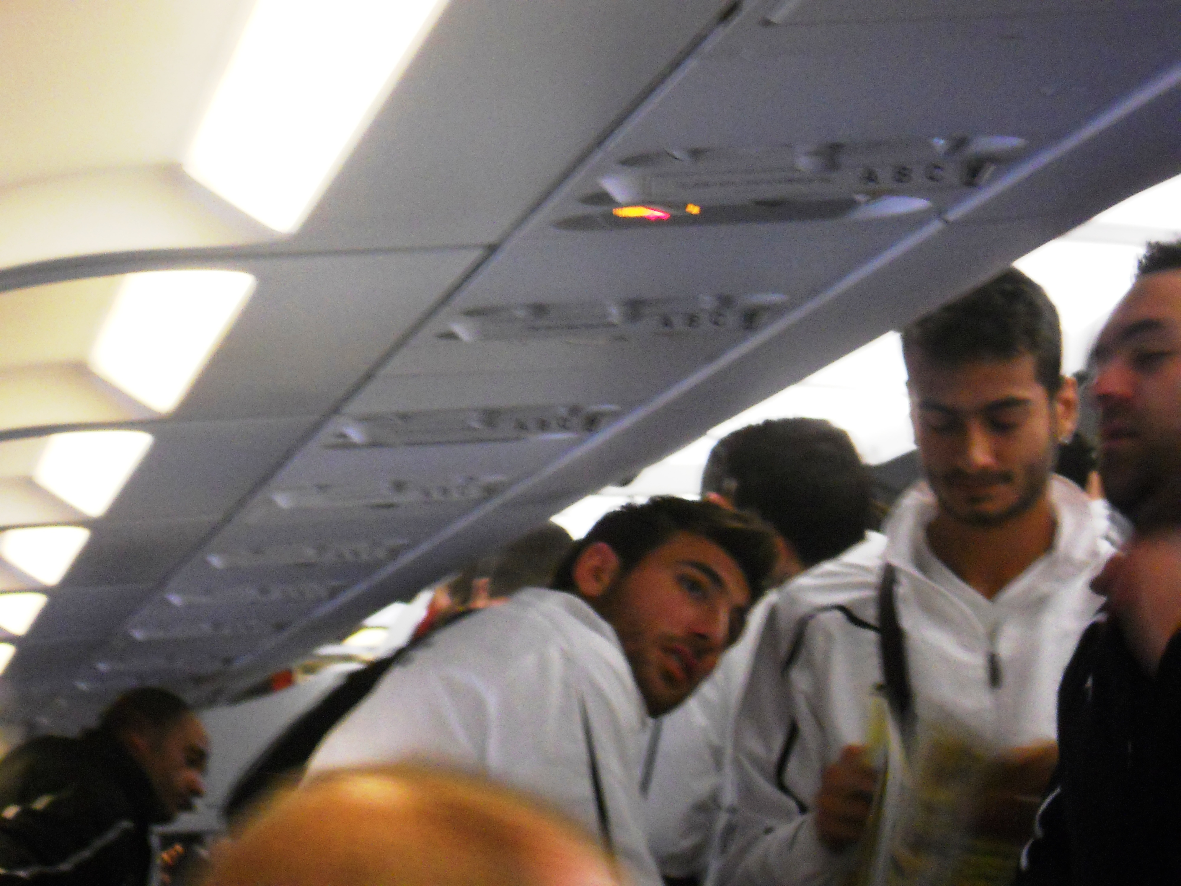 Οι παίκτες της ΑΕΚ εν ώρα πτήσης για την Κροατία, ΦΩΤΟ NEWSIT
