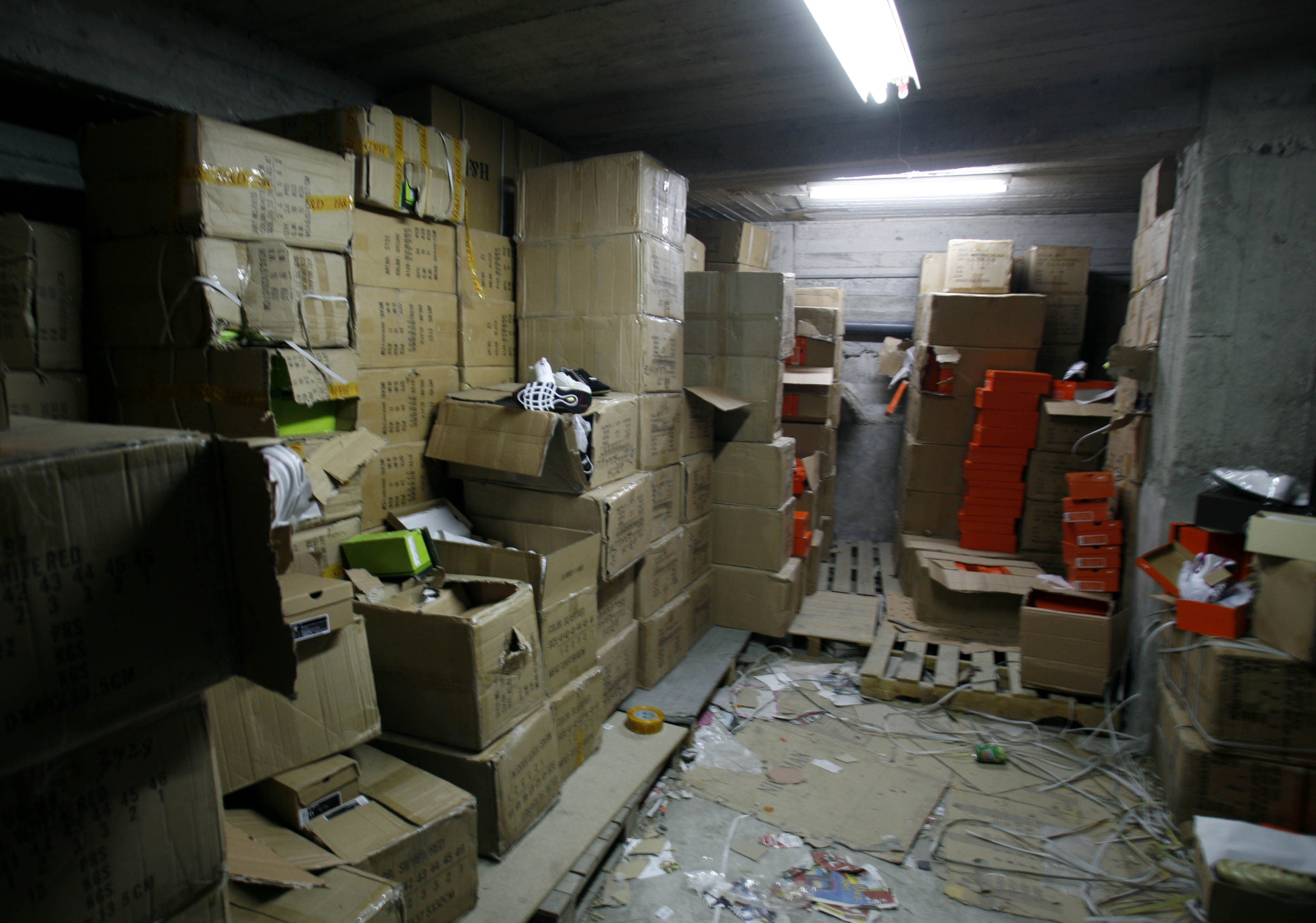 300 τετραγωνικά γεμάτα... κούτες - ΦΩΤΟ EUROKINISSI