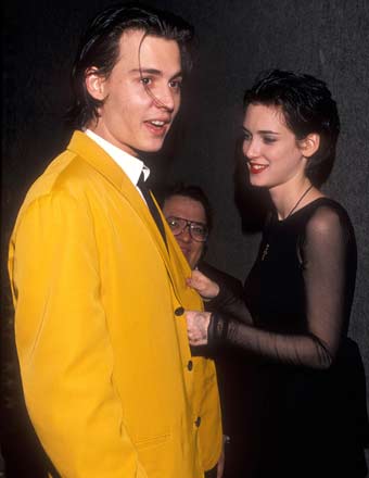 Ο Johnny Depp σε μια εκκεντρική εμφάνιση με κίτρινο κοστούμι