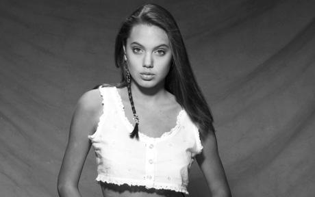 H Angelina Jolie σε ηλικία 15 ετών ποζάρει στον φωτογράφο