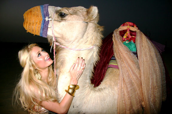 Η Paris παζάρει χαμογελαστή δίπλα σε μία καμήλα