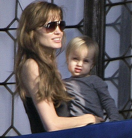 Η Angelina Jolie με τον 20 μηνών Knox