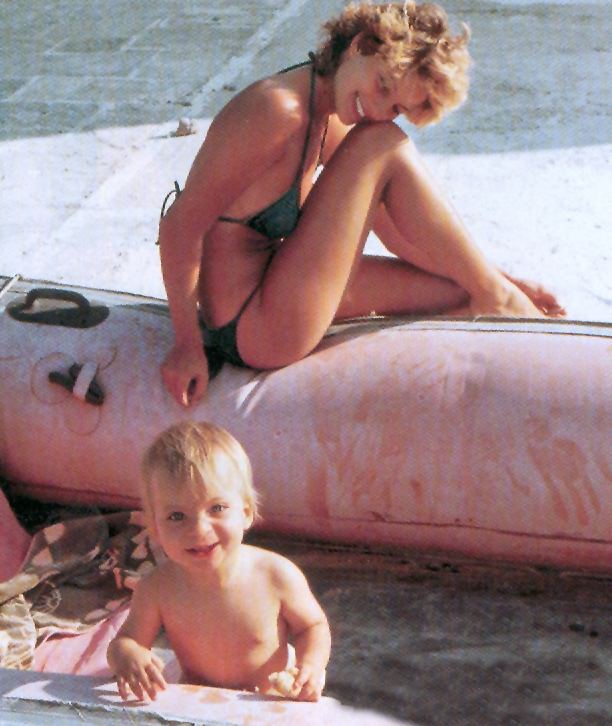 Η Τζούλια στην Ίο με την μητέρα της το 1987