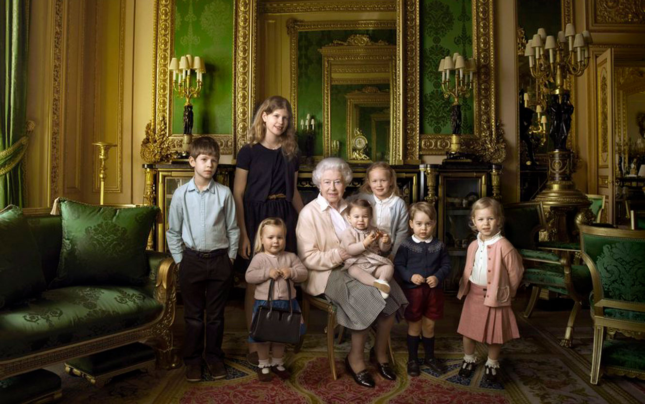 Βασίλισσα ετών 90: Η Ελισάβετ ποζάρει αγκαλιά με εγγόνια και δισέγγονα (ΦΩΤΟ)