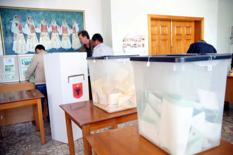 Αίμα, νοθεία και … μαφία στις εκλογές στην Αλβανία | Newsit.gr Αίμα, νοθεία και … μαφία στις εκλογές στην Αλβανία | Newsit.gr
