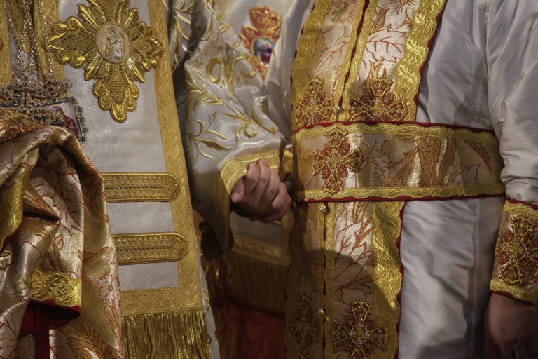 Ανατριχίλα από την κατάθεση 5χρονου αγοριού για παρενόχληση από αρχιμανδρίτη – «Ο γέροντας με φίλησε στο στόμα κι εγώ τον κλώτσησα»
