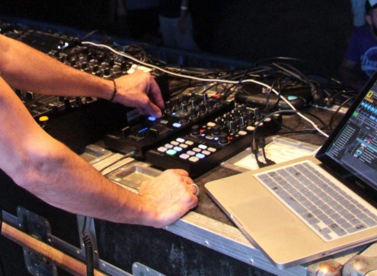 Σκοτώθηκε σε τροχαίο γνωστός Έλληνας DJ | Newsit.gr Σκοτώθηκε σε τροχαίο γνωστός Έλληνας DJ | Newsit.gr