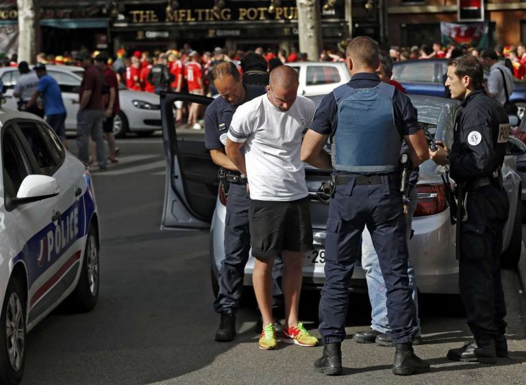 Euro 2016: Οι Γάλλοι ξεπέρασαν τις 500 συλλήψεις απαδών | Newsit.gr Euro 2016: Οι Γάλλοι ξεπέρασαν τις 500 συλλήψεις απαδών | Newsit.gr