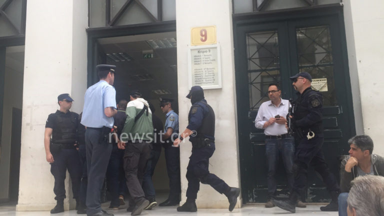 Στον ανακριτή ο ληστής της Γεωπονικής – Συνθήματα από αλληλέγγυους | Newsit.gr Στον ανακριτή ο ληστής της Γεωπονικής – Συνθήματα από αλληλέγγυους | Newsit.gr