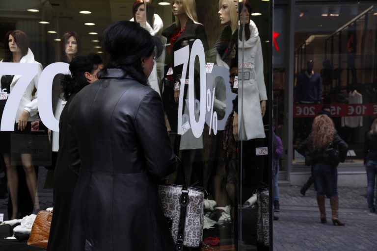 Έρευνα Newsit: Μεγάλη πτώση στην αγορά παρά τις εκπτώσεις