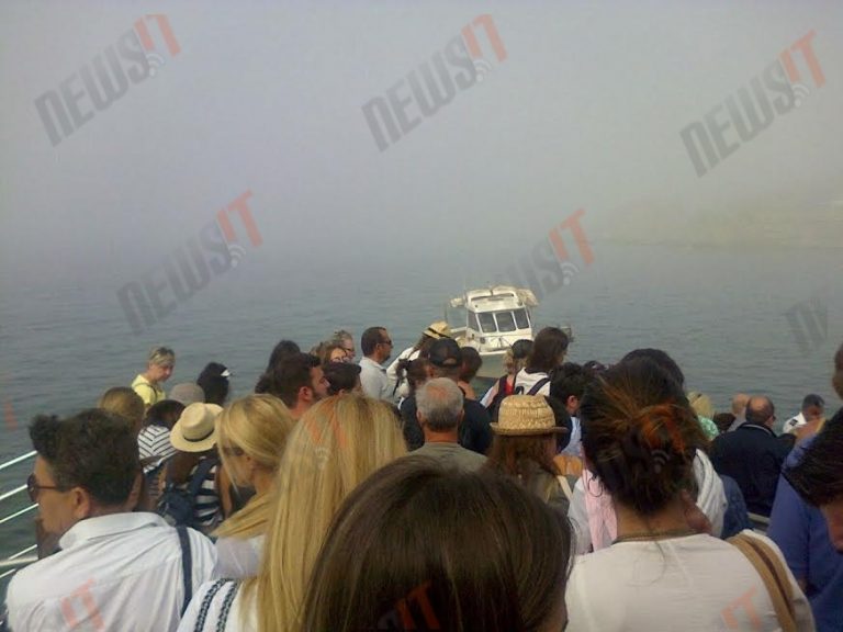 Τήνος: Συναγερμός στο λιμάνι! Καταμαράν γεμάτο τουρίστες προσάραξε στα βράχια λόγω πυκνής ομίχλης! Με καΐκια αποβιβάζουν τους επιβάτες (ΦΩΤΟ)