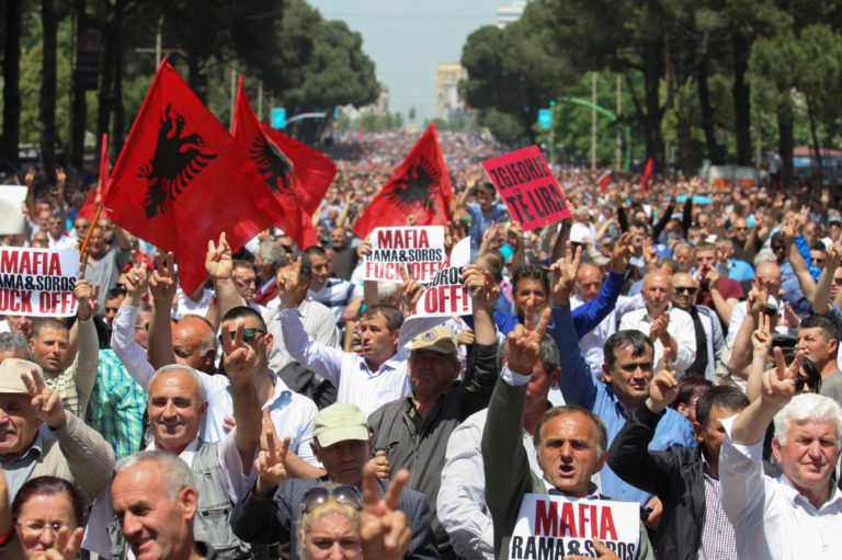 Ένα… μέτωπο λιγότερο – Άρση πολιτικού αδιεξόδου στην Αλβανία