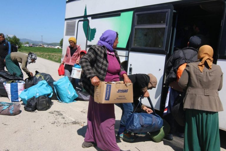 Άλλα τρία λεωφορεία με πρόσφυγες έφυγαν από τον Πειραιά για τις Θερμοπύλες
