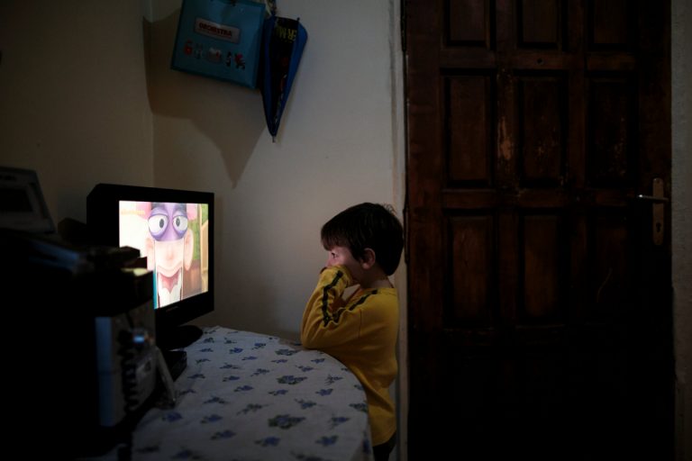 Δημοσίευμα «μαχαιριά» του Reuters: Οι Έλληνες ζουν στο σκοτάδι από τα χρέη στη ΔΕΗ | Newsit.gr Δημοσίευμα «μαχαιριά» του Reuters: Οι Έλληνες ζουν στο σκοτάδι από τα χρέη στη ΔΕΗ | Newsit.gr