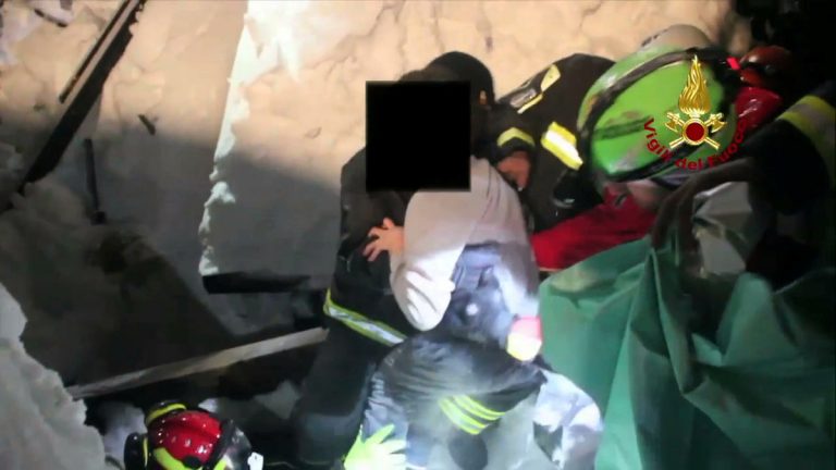Ξενοδοχείο Rigopiano: Ακόμη αγνοούνται 23 άνθρωποι στα χαλάσματα! | Newsit.gr Ξενοδοχείο Rigopiano: Ακόμη αγνοούνται 23 άνθρωποι στα χαλάσματα! | Newsit.gr