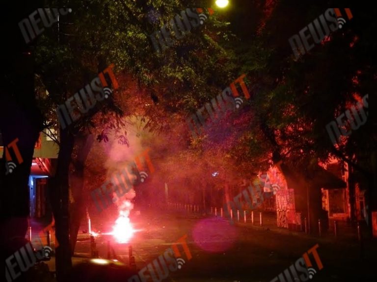 17 Νοέμβρη 2015: Νύχτα φωτιάς στα Εξάρχεια – «Πέταξαν» μέχρι και αυτοκίνητο στα ΜΑΤ (ΒΙΝΤΕΟ & ΦΩΤΟ) | Newsit.gr 17 Νοέμβρη 2015: Νύχτα φωτιάς στα Εξάρχεια – «Πέταξαν» μέχρι και αυτοκίνητο στα ΜΑΤ (ΒΙΝΤΕΟ & ΦΩΤΟ) | Newsit.gr