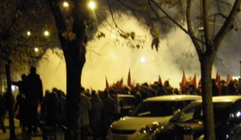 Πολυτεχνείο: Φωτιές στα Ιωάννινα! Κουκουλοφόροι χτύπησαν με καδρόνι στο κεφάλι τον αστυνομικό Διευθυντή! | Newsit.gr Πολυτεχνείο: Φωτιές στα Ιωάννινα! Κουκουλοφόροι χτύπησαν με καδρόνι στο κεφάλι τον αστυνομικό Διευθυντή! | Newsit.gr
