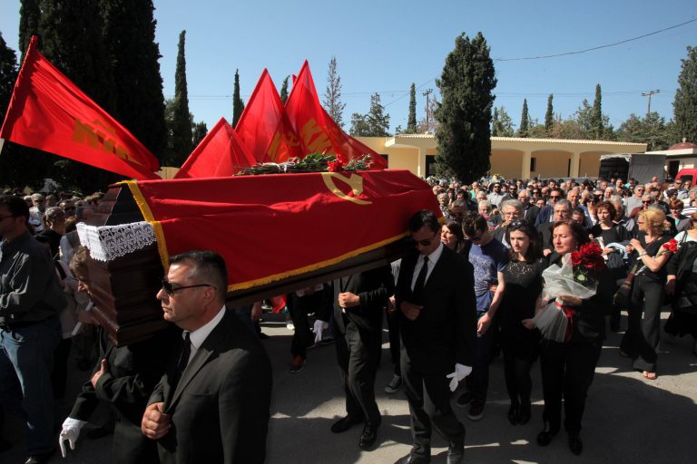 Σε κλίμα συγκίνησης η πολιτική κηδεία του Μπάμπη Αγγουράκη | Newsit.gr Σε κλίμα συγκίνησης η πολιτική κηδεία του Μπάμπη Αγγουράκη | Newsit.gr