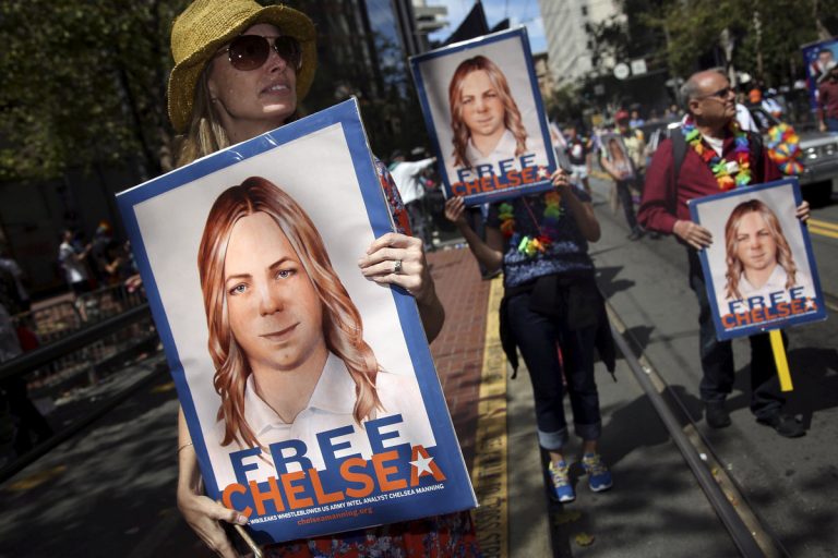 Chelsea Manning: Ο Ομπάμα υπερασπίστικε την απόφασή για πρόωρη αποφυλάκιση