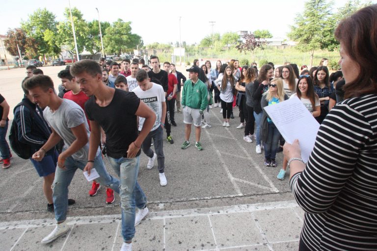 Πανελλήνιες 2016: Τι λένε οι μαθητές για τα θέματα σε Αρχαία και Μαθηματικά | Newsit.gr Πανελλήνιες 2016: Τι λένε οι μαθητές για τα θέματα σε Αρχαία και Μαθηματικά | Newsit.gr
