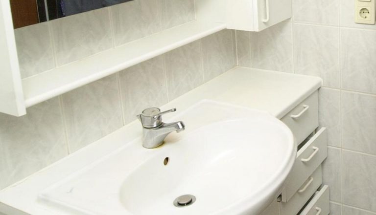 Γλίστρησε στο μπάνιο και σκοτώθηκε νεαρή κοπέλα από τα Τρίκαλα