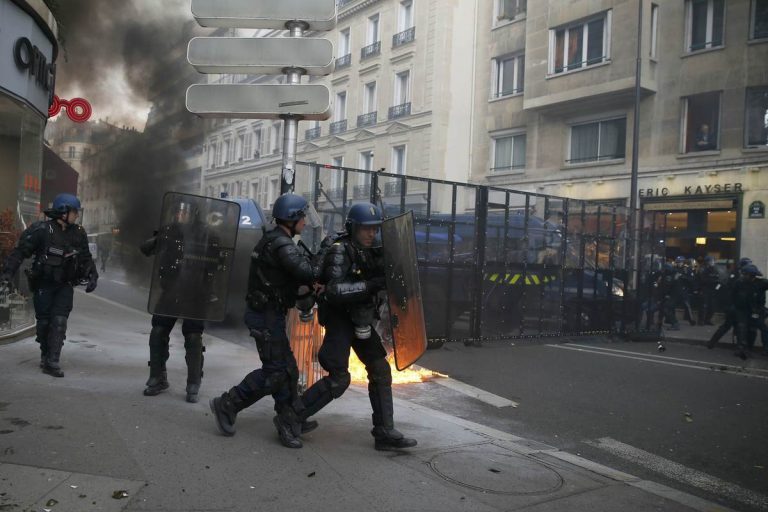 Ο νέος «Μάης» στη Γαλλία τρομάζει τον Ολάντ – Απαγόρευση κυκλοφορίας στο Παρίσι σε πολίτες