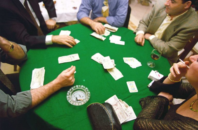 Ηράκλειο: Το… χριστουγεννιάτικο πόκερ τους “εξασφάλισε” την σύλληψή τους – Στην φυλακή 20 άτομα | Newsit.gr Ηράκλειο: Το… χριστουγεννιάτικο πόκερ τους “εξασφάλισε” την σύλληψή τους – Στην φυλακή 20 άτομα | Newsit.gr